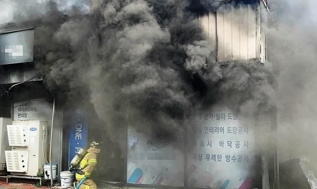 12일 오후 1시 20분께 대전 서구 도마동의 한 오토바이 판매·수리업체에서 불이 난 뒤 인근 점포로 옮겨붙어 출동한 소방대원이 진압에 나서고 있다 사진대전소방본부