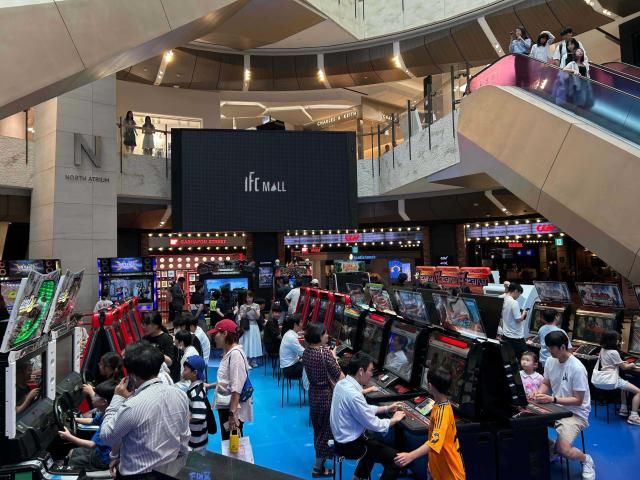 서울 여의도동 IFC몰 뉴트로 게임 페스티벌 현장에서 고객들이 게임을 즐기고 있다 사진IFC몰