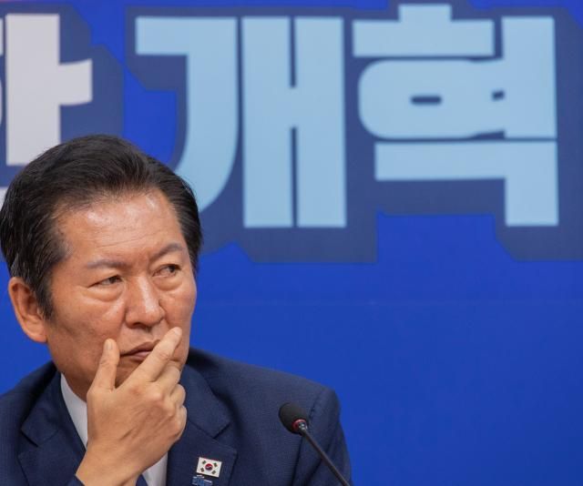 정청래 더불어민주당 대표가 13일 국회에서 열린 최고위원회에서 발언을 마친 뒤 생각에 잠겨 있다 사진연합뉴스