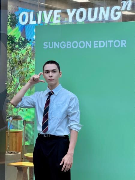 13일 서울 성수동 성분에디터 콘셉트 스토어에서 브랜드 모델 세븐틴 버논이 포즈를 취하고 있다 사진성분에디터