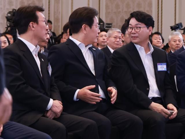 이재명 대통령과 이한주 국정기획위원장이 13일 청와대 영빈관에서 열린 국정기획위원회 국민보고대회에서 대화하고 있다 사진연합뉴스