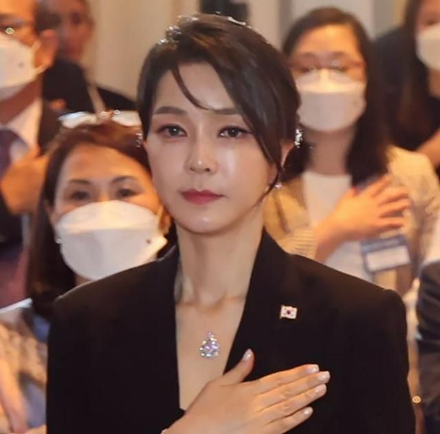 2022년 6월 29일현지시간 스페인 마드리드 만다린 오리엔탈 리츠호텔에서 열린 동포 만찬간담회에서 국민의례를 하는 김건희 여사가 반클리프 목걸이를 착용하고 있다 사진연합뉴스