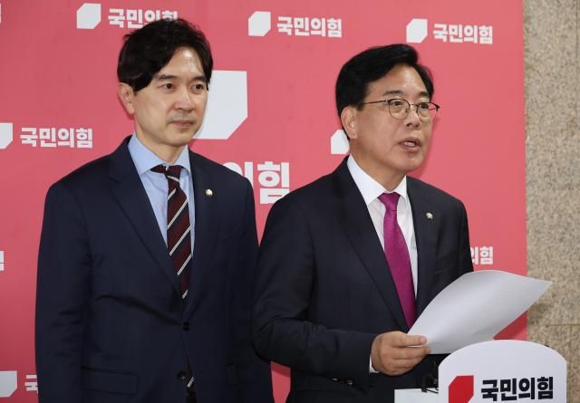 송언석 국민의힘 비상대책위원장 겸 원내대표가 11일 서울 여의도 국회에서 조국혁신당 조국 전 대표 등에 대한 광복절 특별사면 발표와 관련해 취재진 앞에서 발언하고 있다 사진연합뉴스