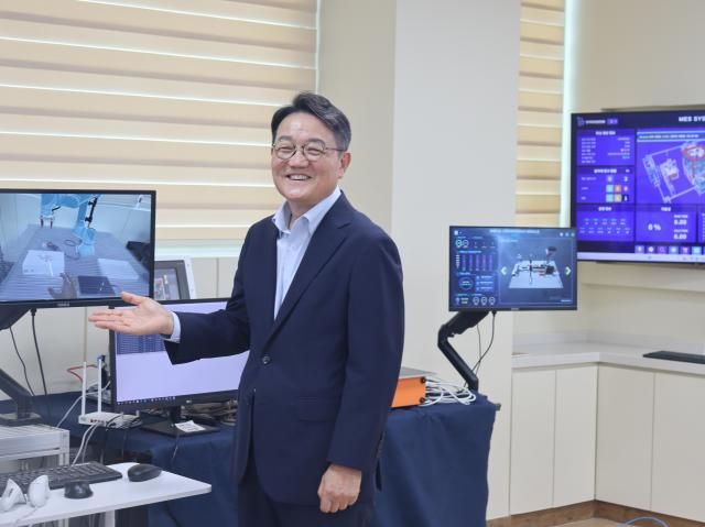 김창일 아이지 대표가 지난 11일 경기도 성남에 있는 아이지 본사에서 스마트팩토리 교육장비들을 소개하고 있다 사진이노비즈협회 