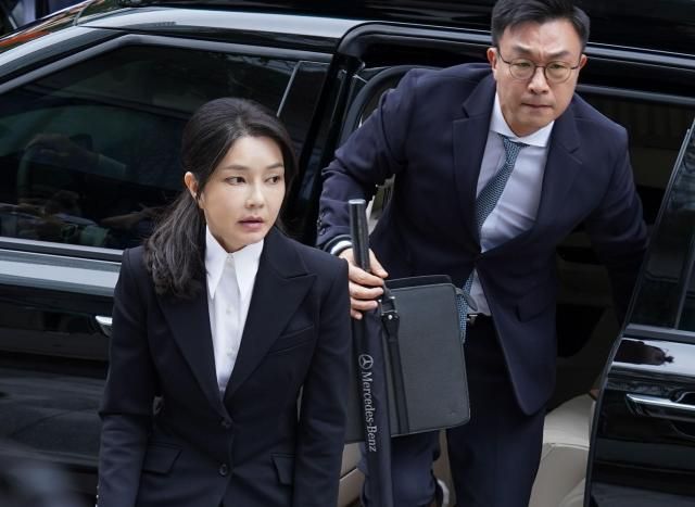 윤석열 전 대통령의 부인 김건희 여사가 지난 6일 서울 종로구 KT광화문빌딩 웨스트에 마련된 민중기 특별검사팀 사무실에 출석하기 위해 차량에서 내리고 있다 20250806사진사진공동취재단