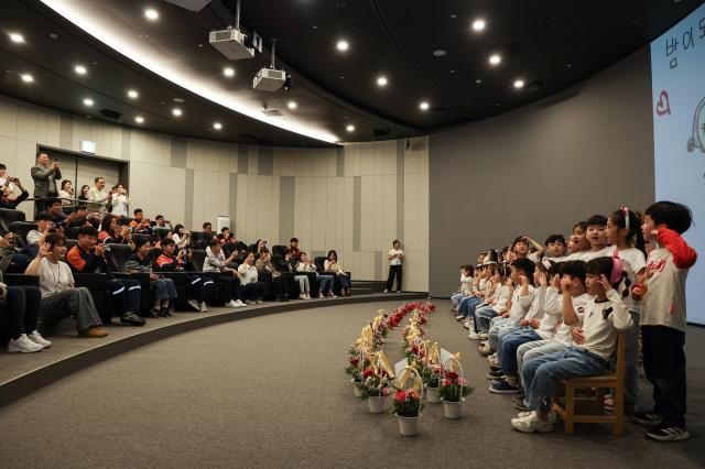 포스코어린이집 원아들이 부모를 위해 준비한 감사의 노래를 부르고 있다 사진포항제철소