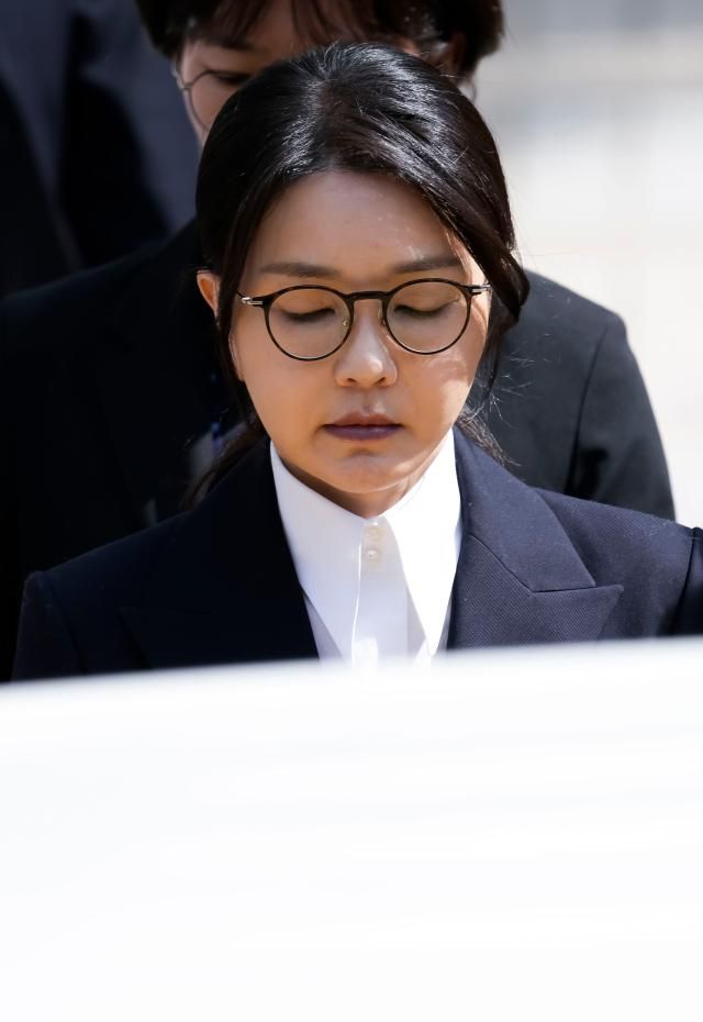 윤석열 전 대통령 부인 김건희 여사가 지난 12일 구속 전 피의자 심문영장실질심사을 마친 뒤 서울 서초구 서울중앙지법을 나서고 있다 사진연합뉴스