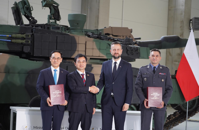 안규백왼쪽 두 번째 국방부 장관과 브와디스와프 코시니악-카미슈세 번째 폴란드 부총리 겸 국방장관 아르뚜르 쿱텔네 번째 폴란드 군비청장 이용배첫 번째 현대로템 대표이사 사장이 지난 1일현지시간 폴란드 글리비체에서 진행된 폴란드 K2 전차 2차 이행계약 서명식에서 기념촬영을 하고 있다 사진연합뉴스