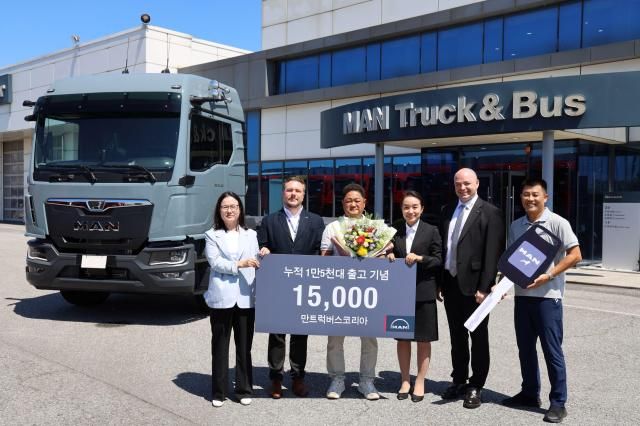 만트럭버스코리아가 트럭 누적 판매 1만 5천대를 달성하며 고객 차량 인도식을 진행했습니다