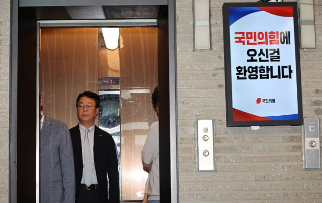 곽규택 국민의힘 의원이 13일 서울 여의도 국민의힘 당사에서 당사 압수수색 관련 당 입장을 밝히고 취재진 질문에 답한 뒤 승강기에 오르고 있다 사진연합뉴스