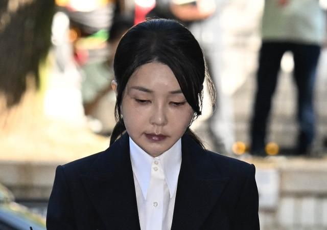 윤석열 전 대통령 부인 김건희 여사가 지난 12일 구속 전 피의자 심문영장실질심사을 받기 위해 서울 서초구 서울중앙지법에 출석하고 있다 사진연합뉴스