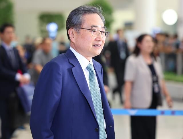 취임 후 첫 한·일 외교장관 회담과 한·미 외교장관 회담을 마친 조현 외교부 장관이 지난 3일 인천국제공항 제2여객터미널을 통해 귀국하고 있다 사진연합뉴스