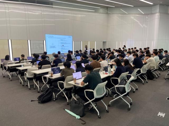 한국앤컴퍼니그룹 하이테크 중앙연구소 한국테크노돔에서AI 크루 교육 프로그램’을 진행하는 모습 사진한국앤컴퍼니