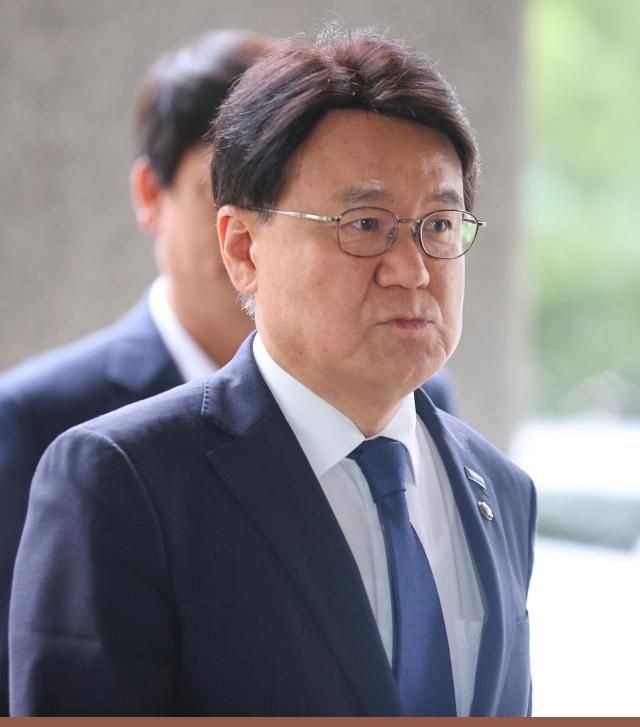 황운하 조국혁신당 의원이 14일 서울 서초구 대법원에서 열린 울산시장 선거개입 의혹 상고심 선고공판에 출석하고 있다 사진연합뉴스