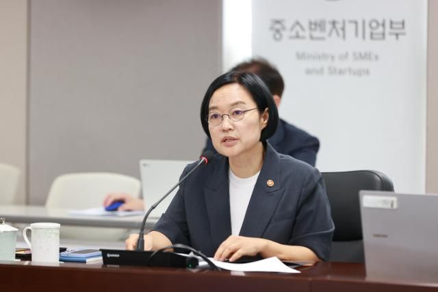 한성숙 중소벤처기업부 장관이 지난 4일 세종 청사에서 열린 ‘소비촉진 및 수출대응 등 주요 현안 점검 회의’를 주재하고 있다. [사진=중소벤처기업부] 