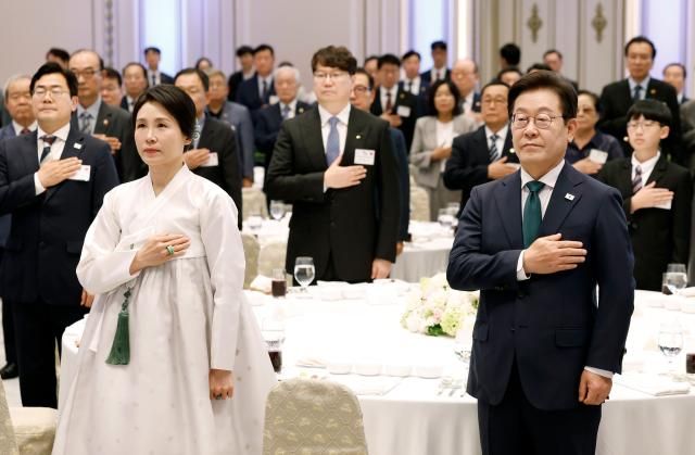 이재명 대통령과 김혜경 여사가 14일 청와대 영빈관에서 열린 광복 80주년 대통령의 초대 행사에서 참석자들과 국기에 경례하고 있다 2025814사진연합뉴스