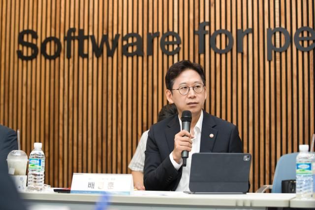 배경훈 과학기술정보통신부 장관이 14일 오전 서울 강남구 이노베이션아카데미에서 열린 AX 인재 확보를 위한 전문가 간담회 에서 학계 및 산업계 전문가들과 AXAI 전환 인재 양성 방향에 대해 토론 하고 있다사진과기정통부