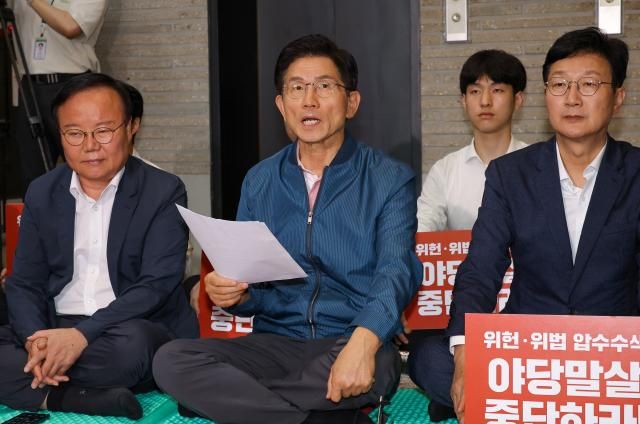 국민의힘 당 대표 선거에 출마한 김문수 후보가 14일 서울 여의도 중앙당사 로비에서 김건희 특검의 당사 압수수색에 항의하며 농성을 벌이고 있다 사진연합뉴스
