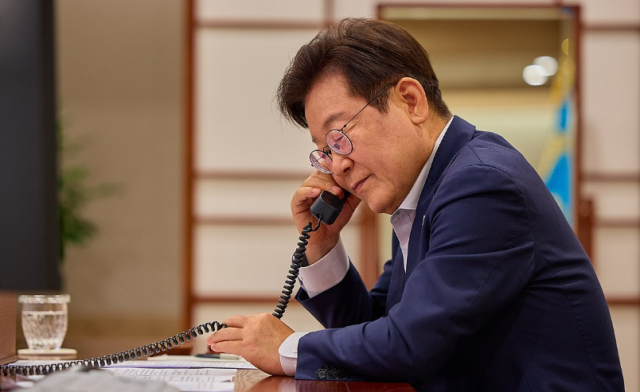 이재명 대통령이 14일 서울 용산 대통령실 청사에서 페르디난드 마르코스 필리핀 대통령과 전화 통화를 하고 있다 사진연합뉴스