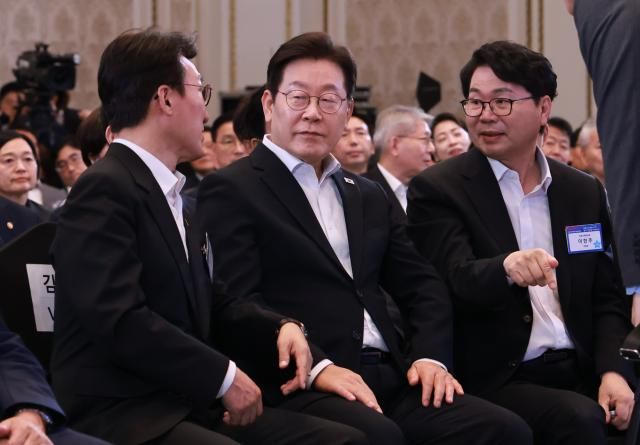 이재명 대통령이 13일 청와대 영빈관에서 열린 국정기획위원회 국민보고대회에서 김민석 국무총리와 대화하고 있다 오른쪽은 이한주 국정기획위원장사진연합뉴스