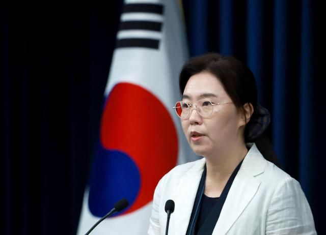 강유정 대통령실 대변인이 14일 서울 용산 대통령실 청사에서 15일 예정된 국민임명식 등 현안 브리핑을 하고 있다 사진연합뉴스