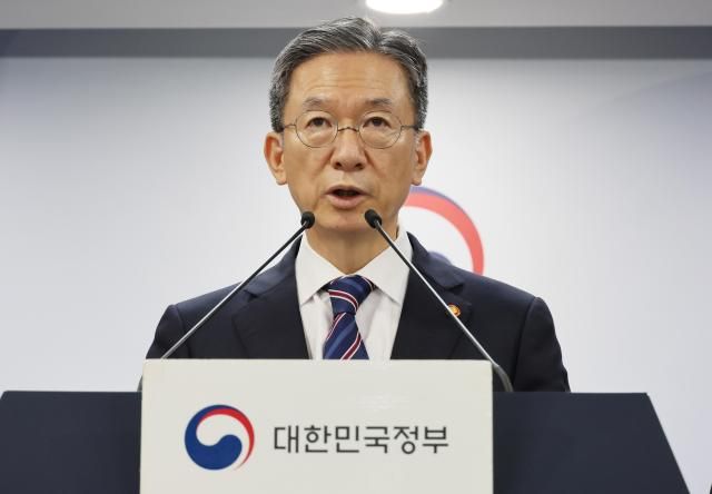 정성호 법무부 장관이 11일 서울 종로구 정부서울청사에서 815 광복절 특별사면 명단을 발표하고 있다 사진연합뉴스