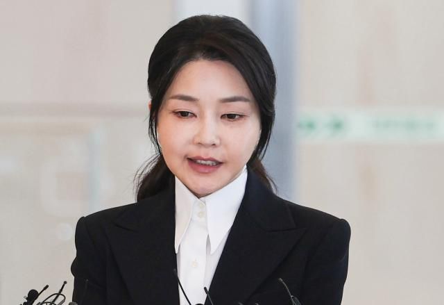 윤석열 전 대통령 부인 김건희 여사가 6일 서울 종로구 KT광화문빌딩 웨스트에 마련된 민중기 특별검사팀에 피의자 신분으로 첫 출석하며 발언하고 있다사진연합뉴스