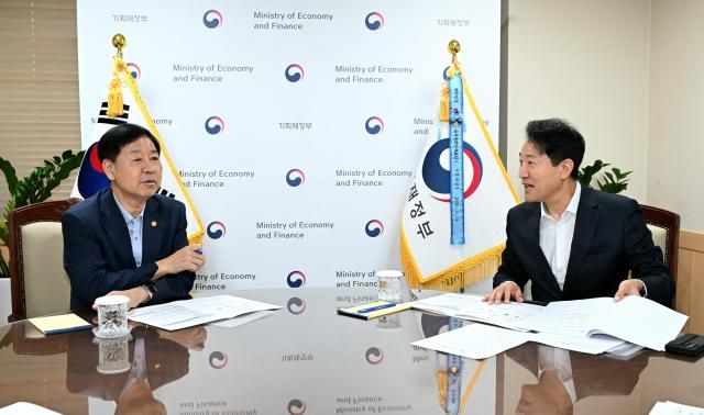 오세훈 서울시장오른쪽이 14일 정부서울청사에서 구윤철 경제부총리를 만나 국비보조사업 차등보조율 적용제도 개선을 요청하고 있다 사진서울시