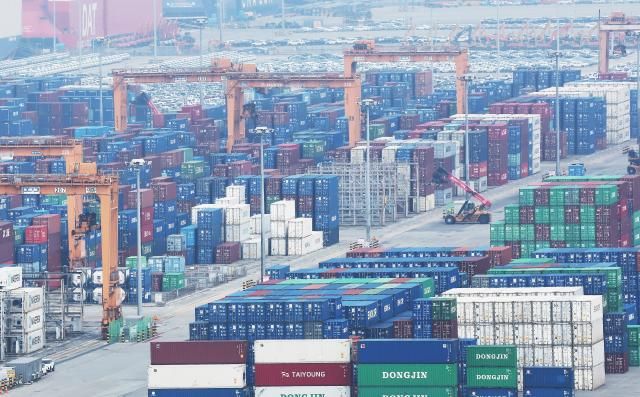 이달 7일 경기도 평택항에 컨테이너가 쌓여 있다사진합뉴스