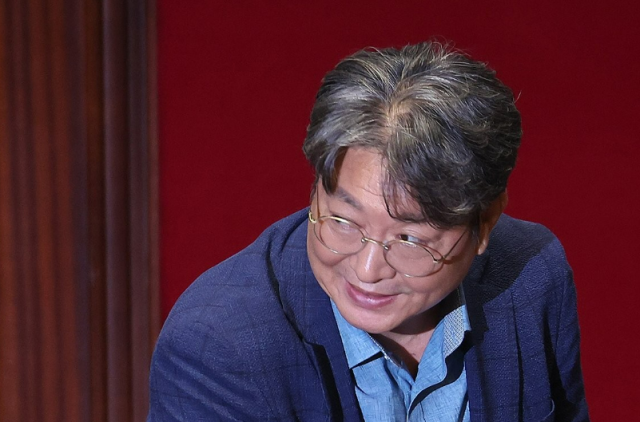 차명 주식거래 의혹을 받는 이춘석 의원이 5일 국회 본회의에서 방송법 일부개정법률안 관련 필리버스터 종결 동의를 표결하는 투표를 했다 사진연합뉴스