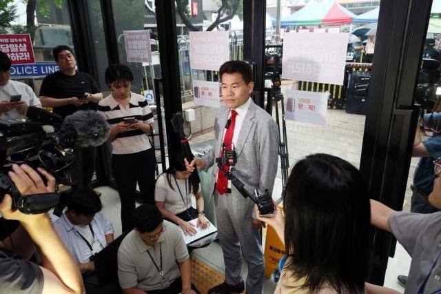 국민의힘 전당대회 합동연설회를 방해해 당 윤리위원회에 회부된 한국사 강사 전한길 씨가 14일 서울 여의도 중앙당사에서 열린 윤리위원회에 출석하며 입장을 밝히고 있다 사진연합뉴스