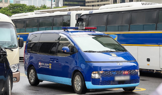 김건희를 태운 차량이 14일 민중기 특별검사팀 사무실이 마련된 서울 종로구 KT 광화문빌딩 웨스트로 들어가고 있다 사진연합뉴스