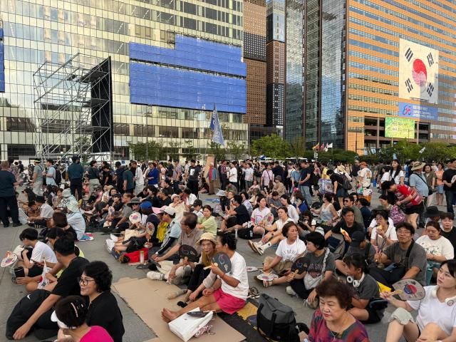 시민들이 국민 임명식 행사에 앞서 대기하고 있다사진송승현 기자