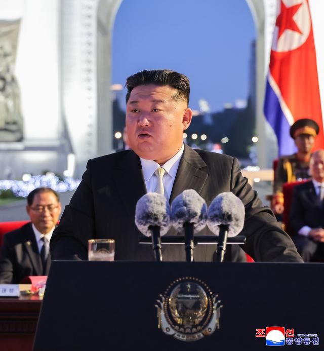 김정은 북한 국무위원장이 14일 평양 개선문광장에서 열린 조국해방광복 80주년 경축대회에 참석해 연설했다 사진연합뉴스