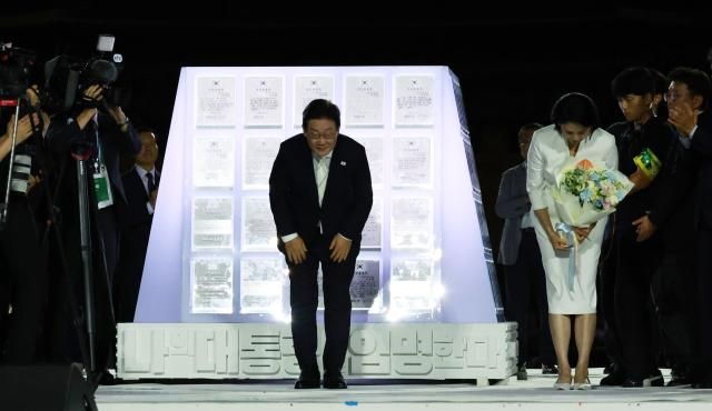 이재명 대통령과 김혜경 여사가 15일 서울 세종대로 광화문광장에서 열린 제21대 대통령 국민임명식 광복 80년 국민주권으로 미래를 세우다 행사에서 국민 대표 80인으로부터 빛의 임명장을 받은 뒤 감사 인사를 하고 있다 사진연합뉴스