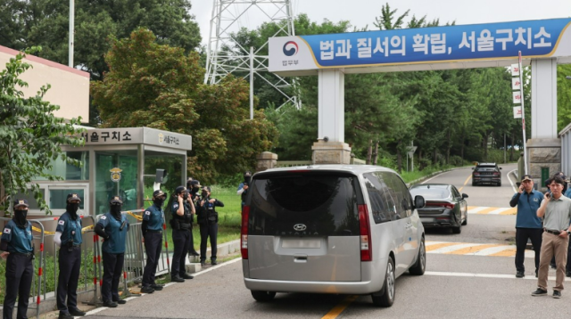 7일 김건희 여사 관련 의혹을 수사하는 민중기 특별검사팀이 윤석열 전 대통령을 체포해 구인하기 위해 경기도 의왕시 서울구치소로 들어가고 있다 사진연합뉴스