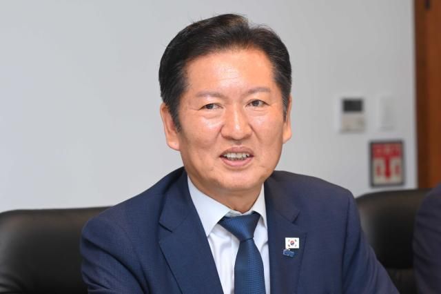 정청래 더불어민주당 대표가 지난 14일 서울 중구 한국천주교서울대교구청에서 서울대교구장 정순택 대주교를 예방하고 있다 사진연합뉴스