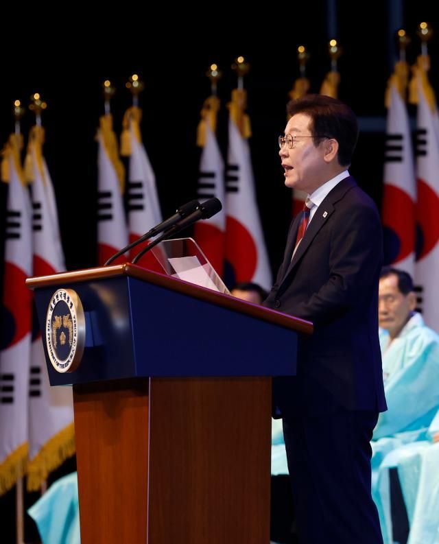 이재명 대통령이 15일 서울 세종문화회관에서 열린 80주년 광복절 경축식에서 경축사를 하고 있다사진대통령실통신사진기자단