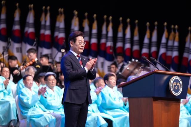 이재명 대통령이 15일 서울 세종문화회관에서 열린 80주년 광복절 경축식에서 박수치고 있다사진연합뉴스