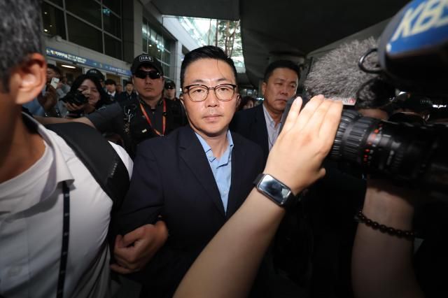 김건희 여사 일가의 집사로 지목된 김예성씨가 12일 인천국제공항 제1여객터미널을 통해 입국한 뒤 민중기 특별검사팀에 체포돼 이동하고 있다 사진연합뉴스