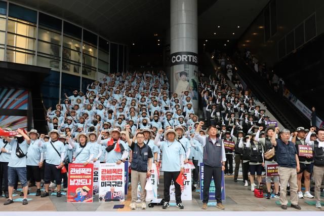 민주노총·한국노총 조합원들이 15일 서울 용산역 앞에서 8·15 광복 80주년 기념 양대노총 결의대회를 하고 있다사진연합뉴스