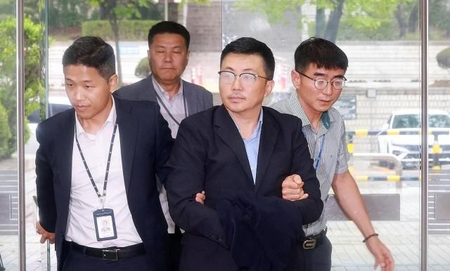 윤석열 전 대통령 배우자 김건희 여사의 집사로 지목된 김예성씨가 15일 서울 서초구 서울중앙지법에서 열린 구속 전 피의자 심문영장실질심사에 출석하고 있다 사진연합뉴스