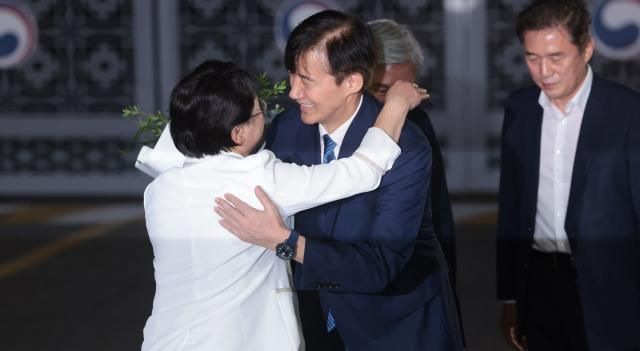 조국 전 조국혁신당 대표가 15일 서울 구로구 남부교도소에서 광복절 특별사면·복권 조치로 출소하며 김선민 당 대표 권한대행과 인사하고 있다 사진연합뉴스