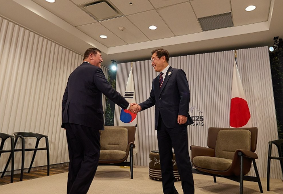 이재명 대통령이 지난 6월 17일현지시간 캐나다 앨버타주 캐내내스키스 주요 7개국G7 정상회의장에서 이시바 시게루 일본 총리와 한일 정상회담에 앞서 악수하고 있다 사진연합뉴스