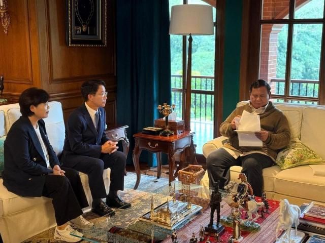 이재명 대통령이 인도네시아에 파견한 특사단이 프라보워 인도네시아 대통령사진 오른쪽에게 이 대통령의 친서를 전달하고 있다사진연합뉴스