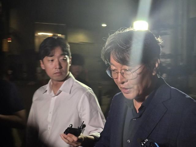 차명 주식거래 의혹을 받는 무소속 이춘석 의원이 15일 마포구 서울경찰청 광역수사단 청사에서 조사를 마친 뒤 귀가하고 있다 사진연합뉴스