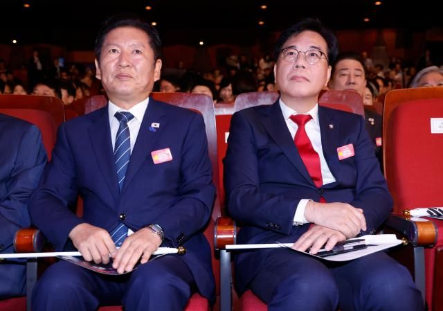 왼쪽정청래 더불어민주당 대표와 송언석 국민의힘 비상대책위원장 겸 원내대표가 15일 서울 세종문화회관에서 열린 80주년 광복절 경축식에 참석하고 있다 사진연합뉴스