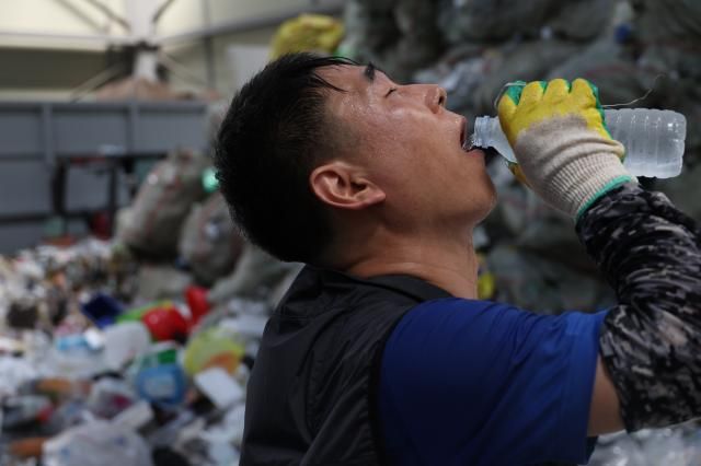 지난달 30일 대구 동구 자원재활용센터에서 한 작업자가 냉수를 마시며 열기를 식히고 있다 사진연합뉴스
