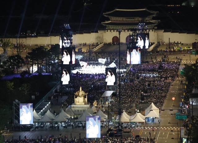 광복 80주년인 15일 저녁 서울 광화문광장에서 광복 80주년 국민주권으로 미래를 세우다 행사가 열리고 있다 사진연합뉴스