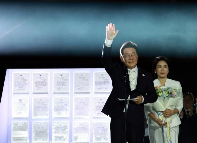  이재명 대통령이 15일 서울 세종대로 광화문광장에서 열린 제21대 대통령 국민임명식 광복 80년 국민주권으로 미래를 세우다 행사에서 국민 대표 80인으로부터 빛의 임명장을 받은 뒤 감사 인사를 하고 있다사진연합뉴스